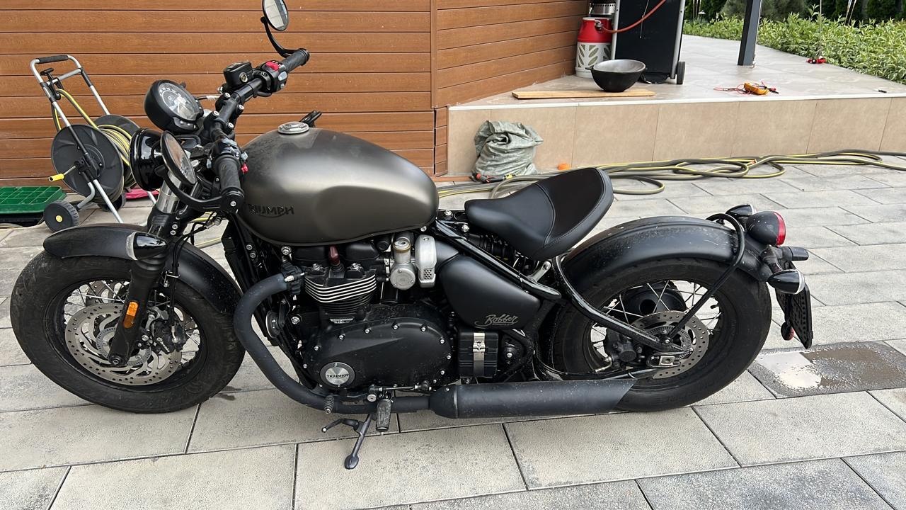 Triumph Bobber для съемки вирусного ролика